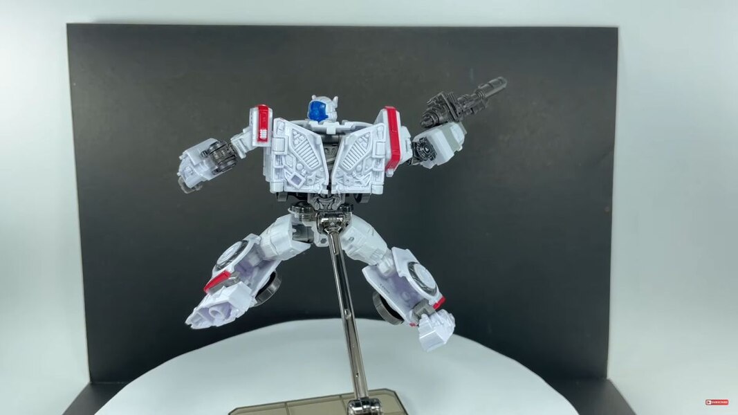 Transformers Bumblebee Movie Studio Series Ratchet In Hand Image  (15 of 21)